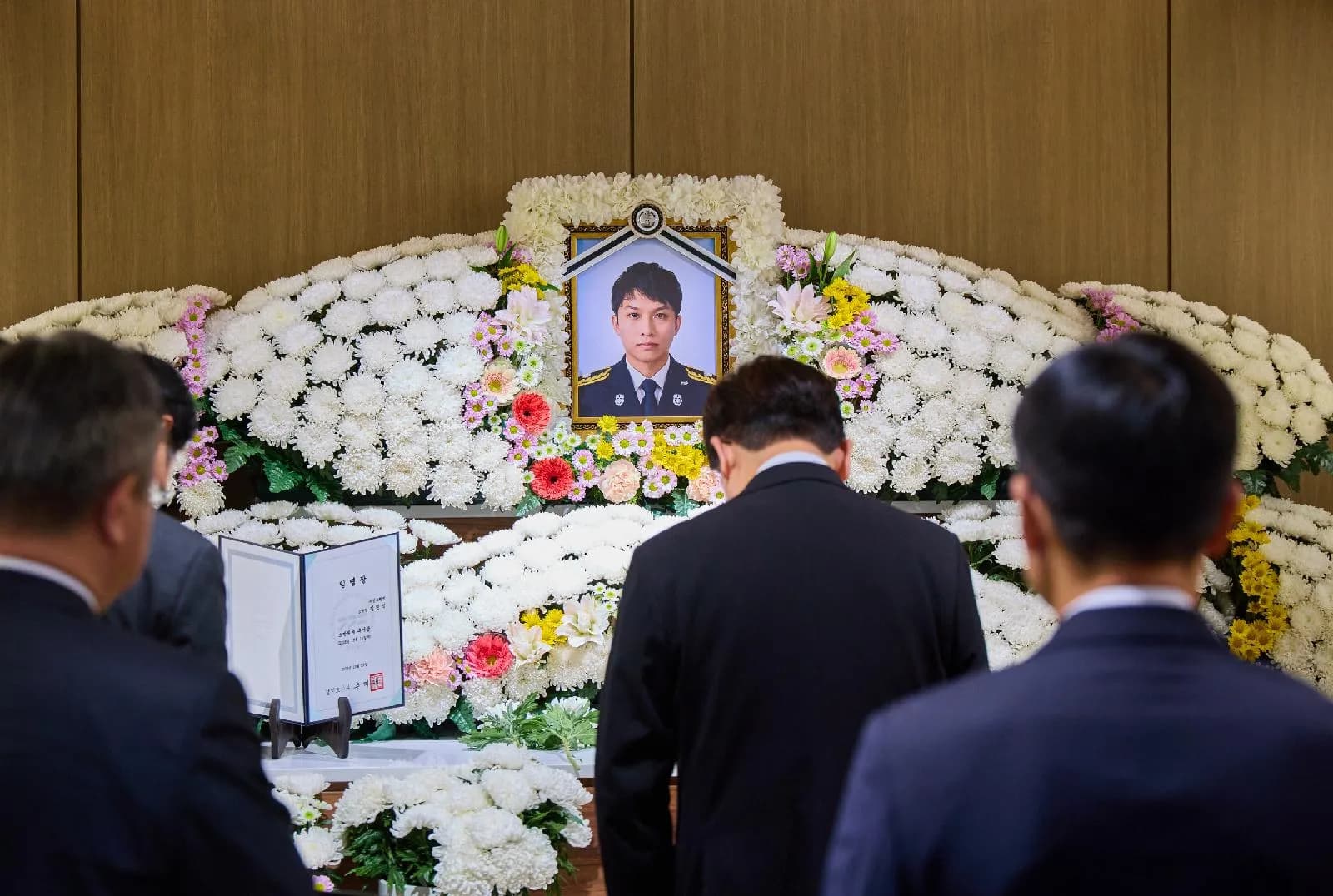 영정 앞 묵념 후 훈장 추서…이재명 대통령, 부천 화재 순직 소방관 조문